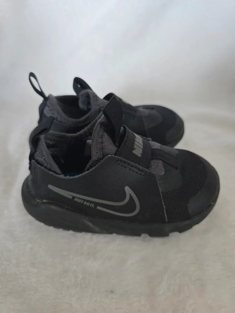 Nike Kids Black Slip-On Athletic Sneakers Size 6c